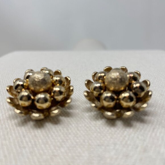 Vintage Kramer‎ Gold-Tone Clip-On Earrings Floral Design - Picture 4 of 8